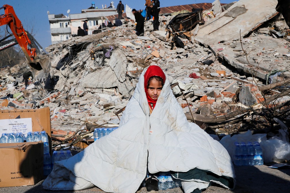 Menina em local de prédio que desabou após terremoto na Turquia — Foto: REUTERS/Dilara Senkaya