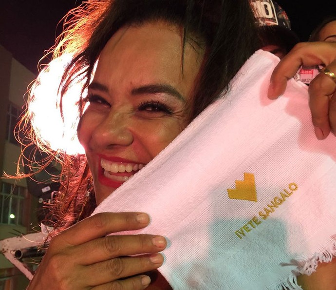 Solange posa feliz com a toalha de Ivete Sangalo, um dos seus trios preferidos (Foto: Arquivo pessoal)