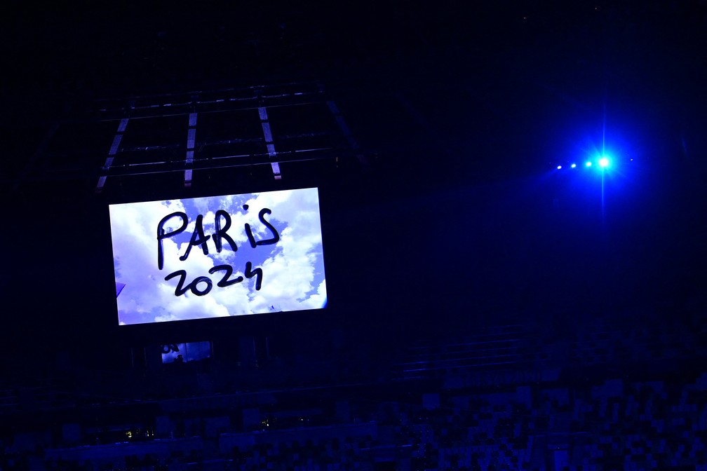 Vídeo anuncia os Jogos Olímpicos de Paris 2024 é visto durante a cerimônia de encerramento dos Jogos Olímpicos de Tóquio, no Estádio Olímpico — Foto: Pedro PARDO / AFP