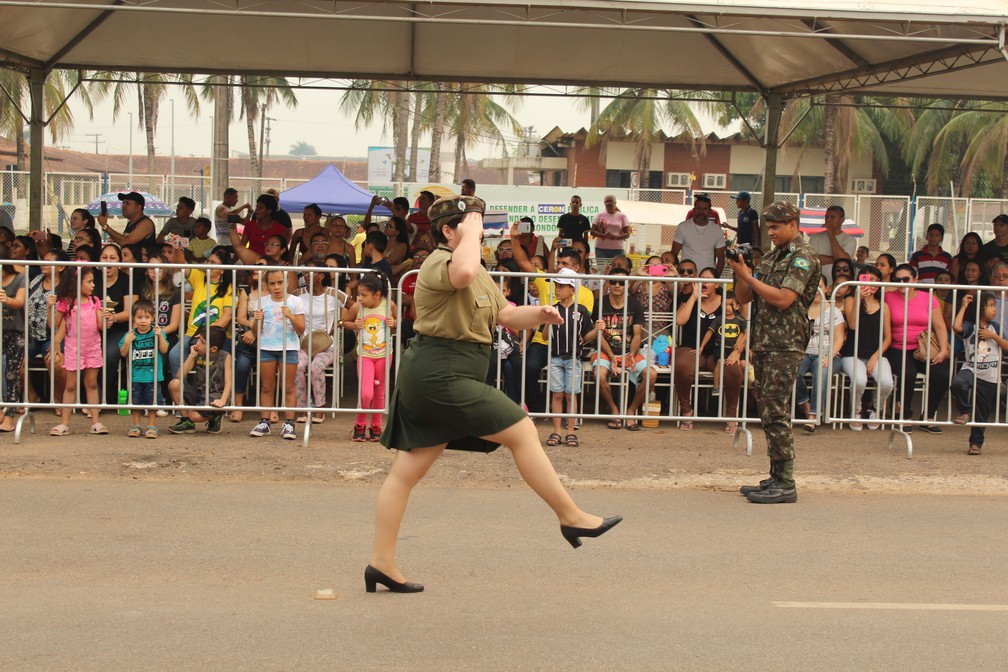 Militar marcha liderando contingente feminino.  (Foto: Pedro Bentes/G1)