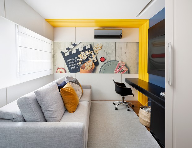 Apartamento de 124 m² tem décor com tons sóbrios e painéis de madeira (Foto: Julia Ribeiro )