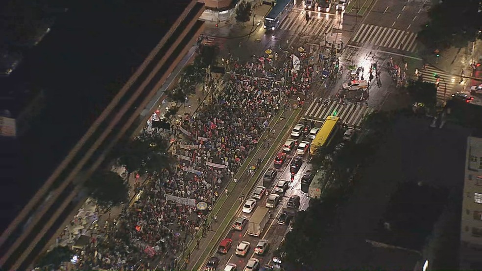 Centenas de manifestantes a favor da Democracia ocuparam o centro de BH nesta segunda (9) &mdash; Foto: TV Globo