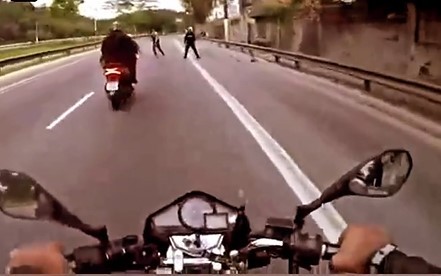 Vídeo compartilhado em redes sociais ajuda policiais a identificar adolescente suspeito de roubo de moto  em SP