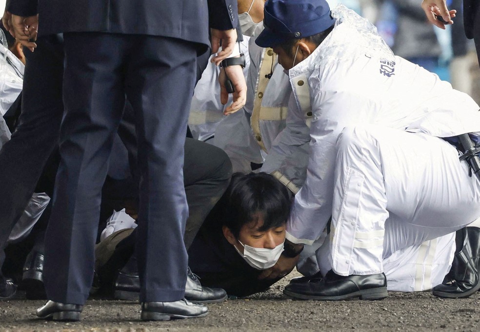 Suspeito de lançar objeto parecido com bomba de fumaça foi detido pela polícia — Foto: Reuters