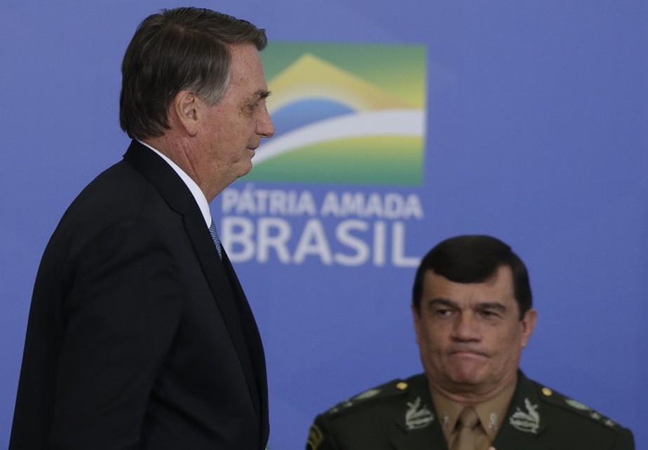 O presidente Jair Bolsonaro em frente ao ex-comandante do Exército e atual ministro da Defesa Paulo Sérgio Nogueira