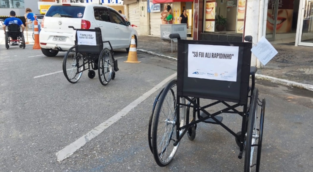 
Grupo faz ação contra motoristas que usam vagas exclusivas para pessoas com deficiência em Pouso Alegre, MG