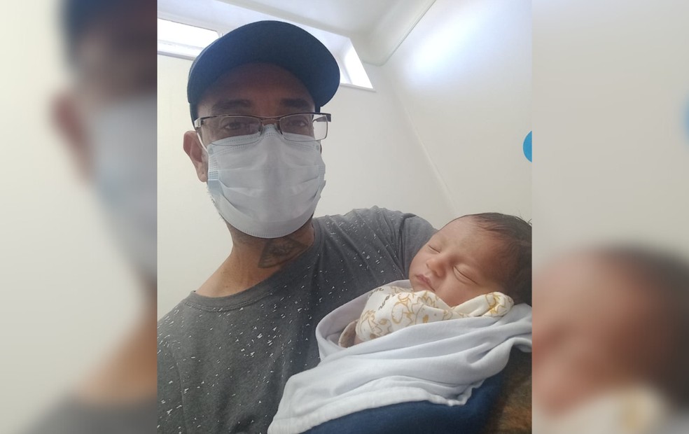 Anderson Aparecido de Carvalho achou que a hérnia da esposa, que deu à luz sem saber que estava grávida, tinha estourado — Foto: Lorrana de Souza Arenas /Arquivo pessoal