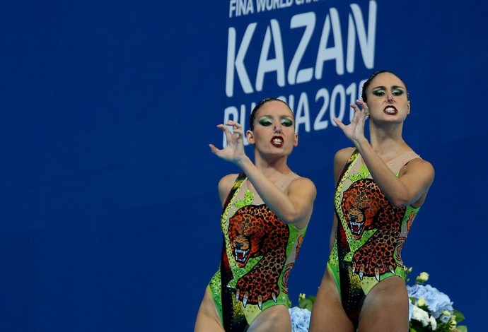 Dueto brasileiro do nado sincronizado se apresenta com o tema Amazônia em Kazan (Foto: Satiro Sodré/SSPress)