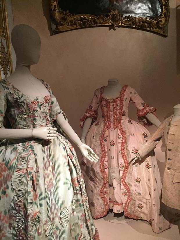 Taffeta crinolines, including one by Jean Tholance from 1760, left, foreground  (Foto: @SuzyMenkesVogue)