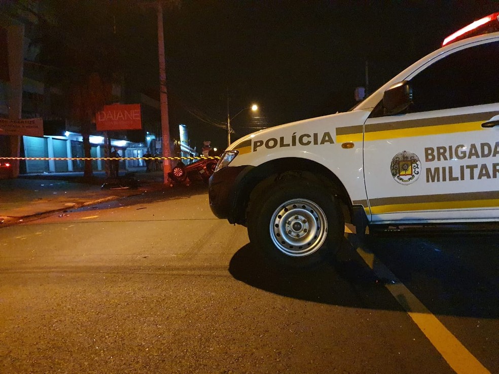 Quatro pessoas morreram após colidir carro com um poste em Canoas  — Foto: Alfredo Pereira / RBS TV 