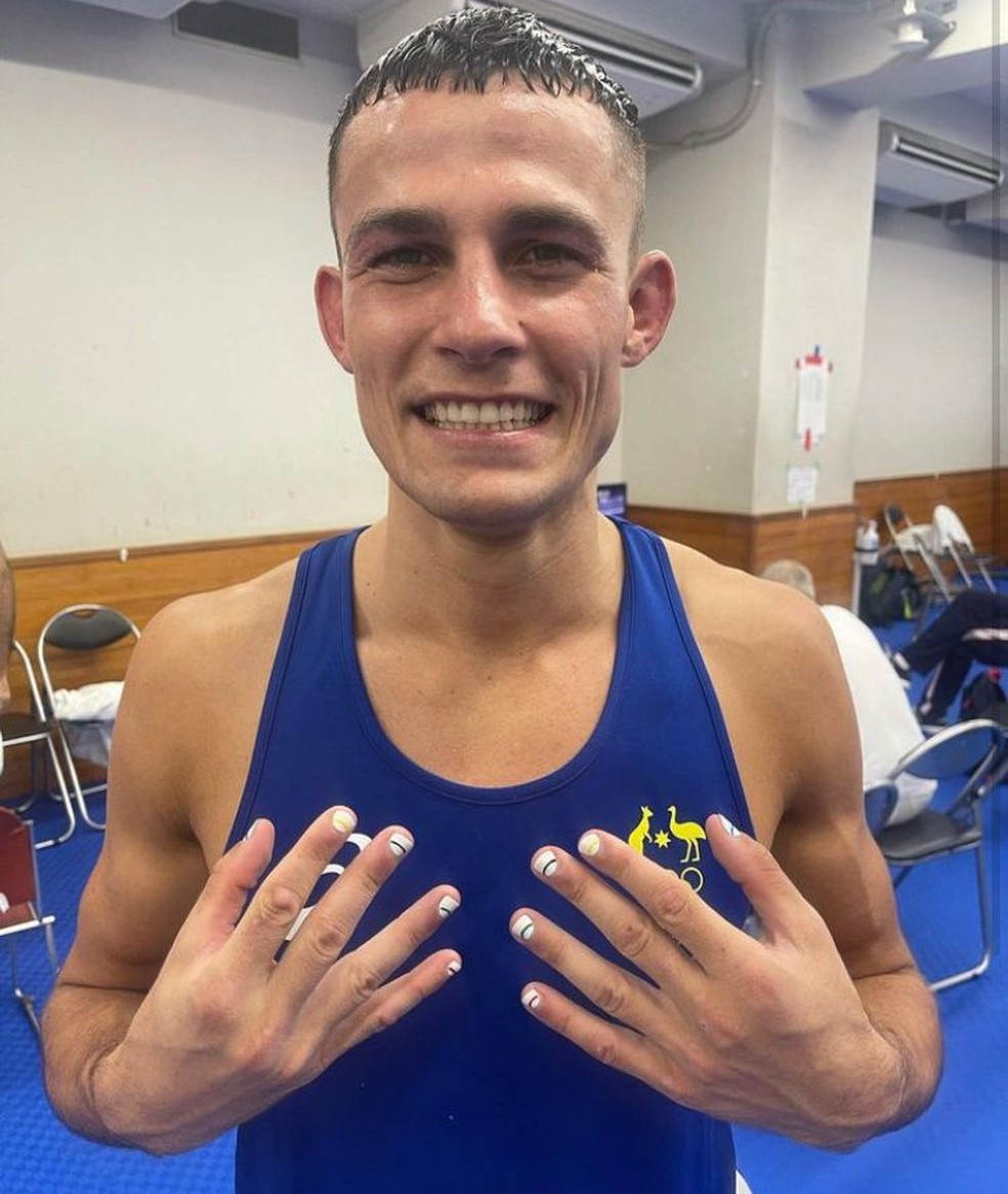O boxeador Harry Garside fez um post em sua rede social mostrando as unhas feitas — Foto: Reprodução/Instagram