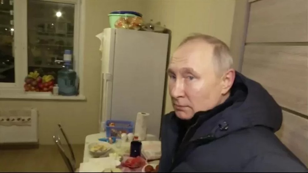 Putin em uma residência em Mariupol — Foto: Reuters via BBC