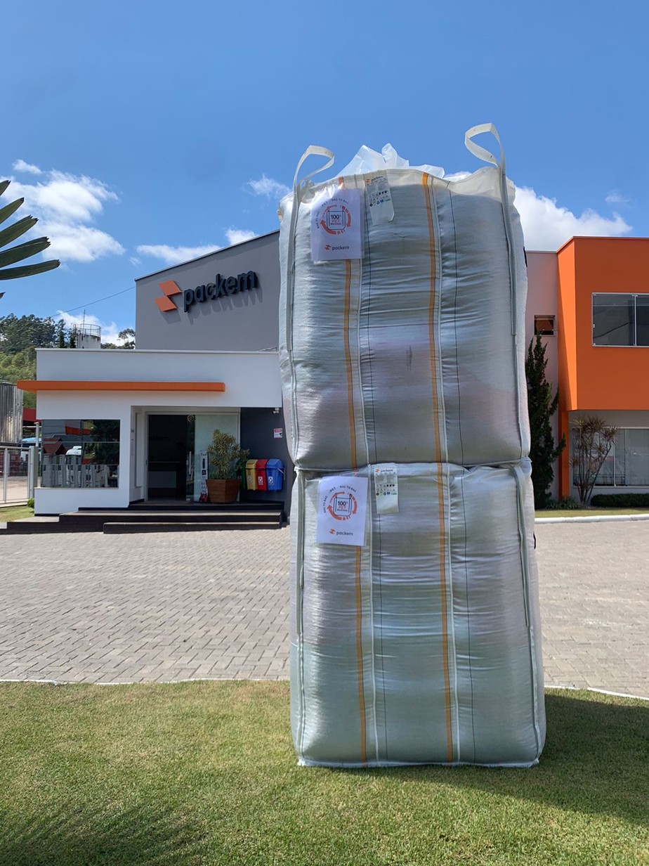 A catarinense Packem desenvolveu contentores flexíveis (big bags), embalagens usadas para transporte e acondicionamento de grãos, de soja a minério, sustentáveis. São feitas em resina de PET, em substituição à resina de polipropileno, sendo recicláveis. A empresa inaugura fábrica em Santa Catarina e, ano que vem, na Índia