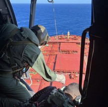 Tripulante filipino  estava com suspeita de apendicite, a bordo de um Navio Liberiano (NM BOKM TIANJIN) que seguia do Brasil para a China. — Foto: Divulgação FAB