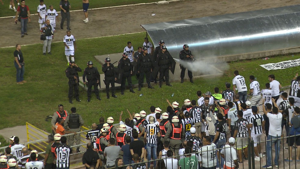 Policiais tiveram muito trabalho para conter a torcida do Treze no AmigÃ£o (Foto: ReproduÃ§Ã£o/TV ParaÃ­ba)