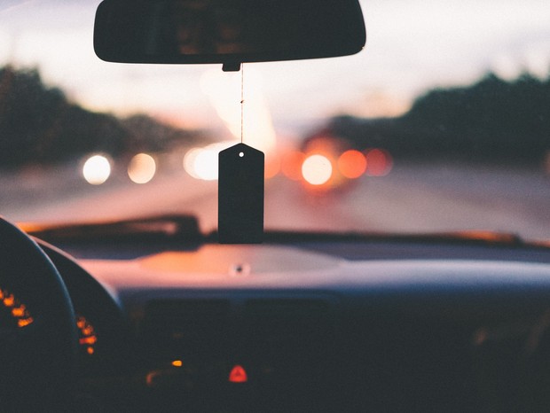 Manter todas as janelas do carro abertas é o jeito mais seguro de evitar a transmissão do Sars-CoV-2 (Foto: A. L./Unsplash)