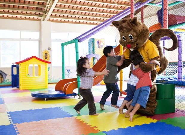 No Kids Club, as crianças se divertem com o mascote do hotel  (Foto: Divulgação)
