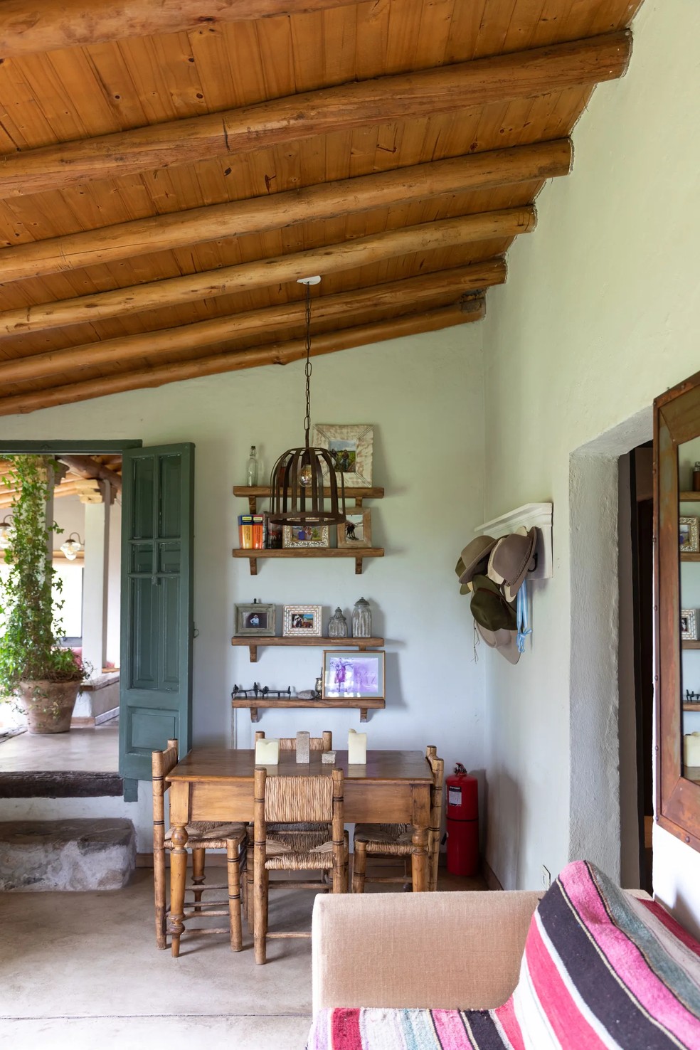 Toques artesanais preenchem os interiores renovados com móveis antigos de madeira fornecidos por Ines Palma.  — Foto: Christine Chitnis / Reprodução / Instagram