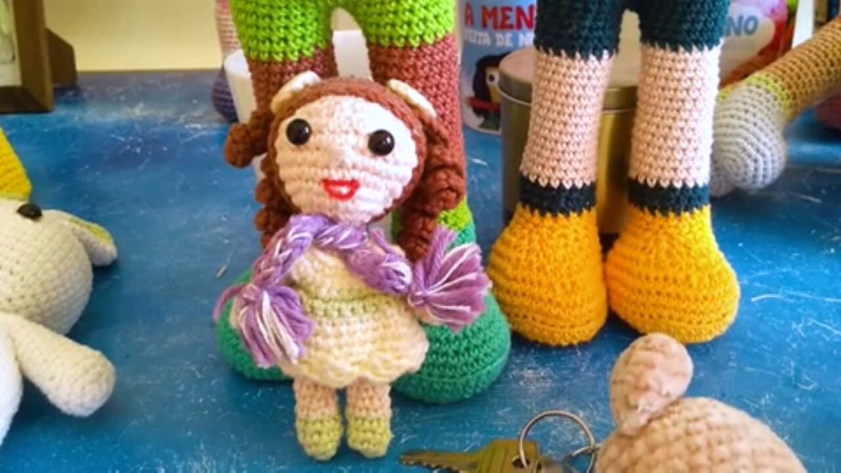 Vovô crocheteiro fatura R$ 3,5 mil por mês com vendas de bonecas inclusivas thumbnail