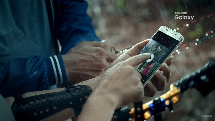 Os novos Galaxy S7 e S7 Edge terão proteção contra água, revela propaganda oficial (Foto: Reprodução/Samsung)