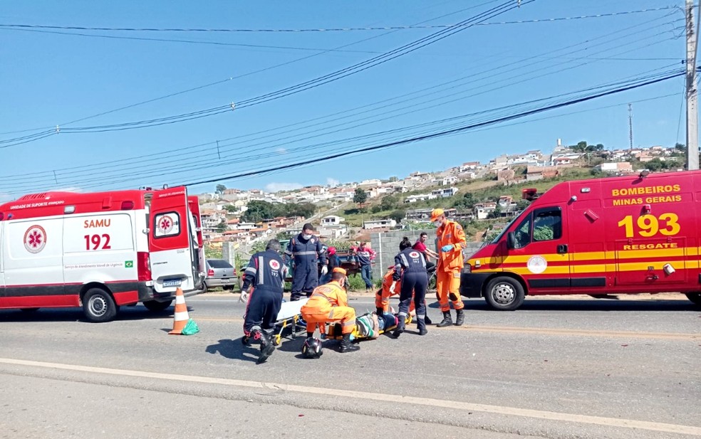 Duas pessoas ficam feridas após acidente entre carro e duas motos no bairro Açude, em Itajubá, MG — Foto: Corpo de Bombeiros