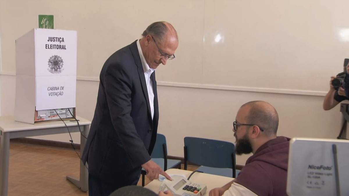 'Democracia é agitada, o que não pode é ter violência, ódio', diz Alckmin após votar em SP
