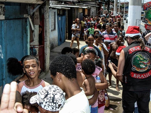 No ano passado, Dragões Motoclube fez doação de brinquedos em favela de Guaianases (Foto: Douglas Moreira da Silva/Dragões Motoclube)