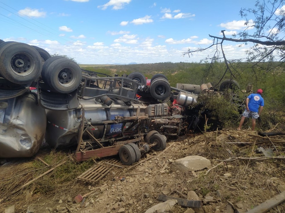 Quatro pessoas morrem e uma fica ferida após carro-pipa capotar sobre caminhonete em rodovia do RN  — Foto: DPRE/Divulgação