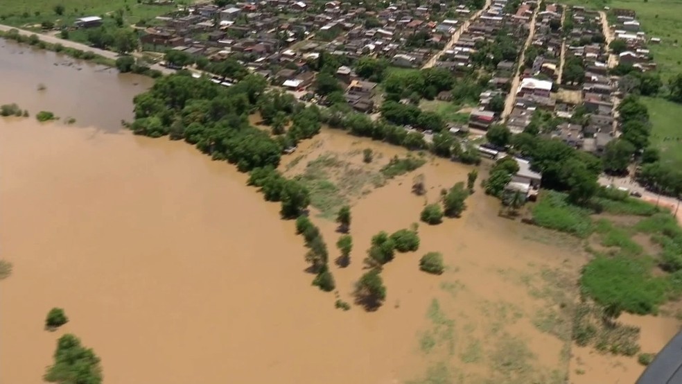 Após queda do Dique que passa pelo rio Muriaé, água ameaça avançar e atingir Três Vendas, em Campos — Foto: Ravy Azevedo/Inter TV