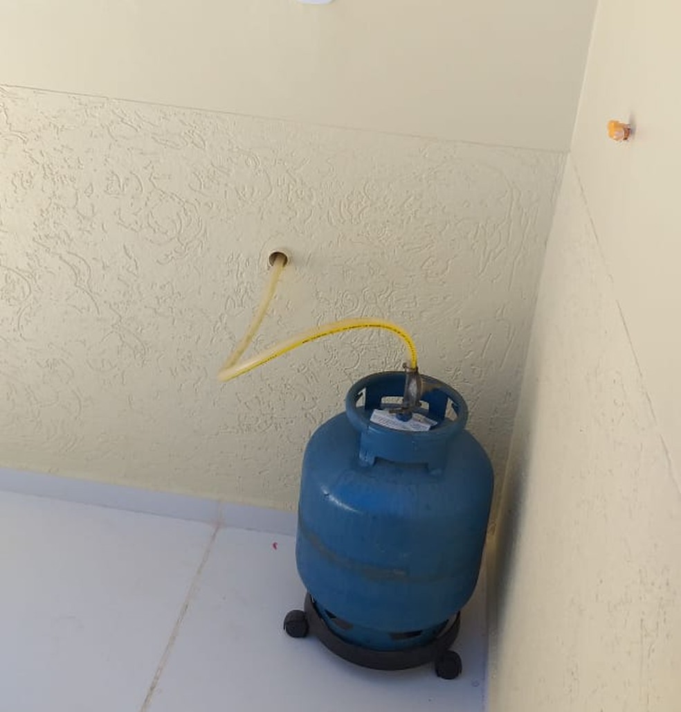 Bombeiros mostram a maneira certa de instalar botija de gás para evitar acidentes  — Foto: Asscom/Bombeiros 