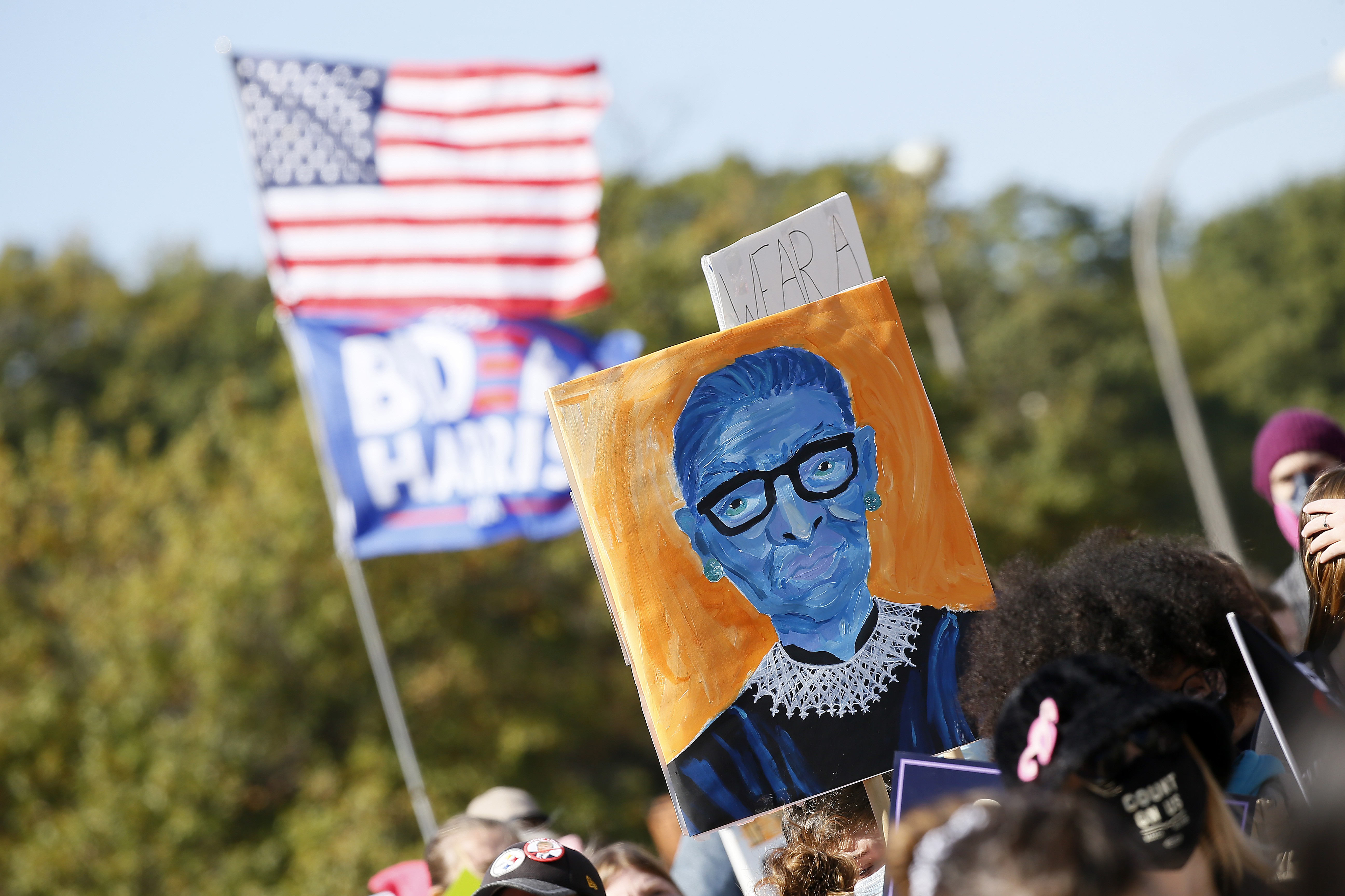 Imagem da juíza da Suprema Corte Ruth Ginsburg é usada para protestar contra a indicada à Suprema Corte, Amy Coney Barrett (Foto: Paul Morigi/Getty Images)