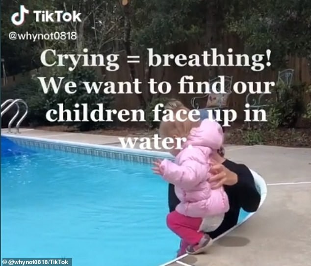 Instrutora empurra criança, que cai de cara na água (Foto: Reprodução/TikTok)