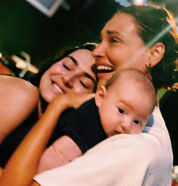 Thaila Ayala e Débora Nascimento com o pequeno Francisco no colo (Foto: Reprodução / Instagram)