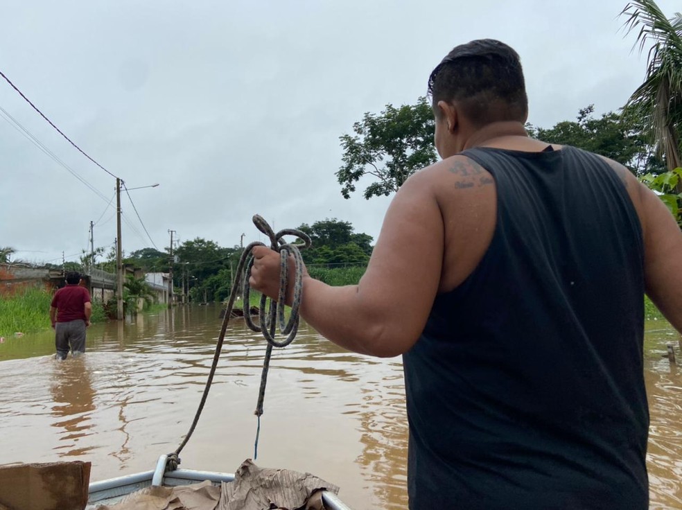 Moradores retiram móveis de casas atingidas por igarapé em Rio Branco  — Foto: Tálita Sabrina/Rede Amazônica