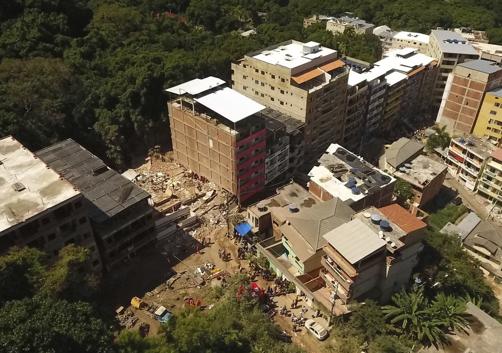 Vista aérea dos escombros dos prédios que desabaram na Muzema, Zona Oeste do Rio de Janeiro — Foto: AP Photo/Renato Spyrro