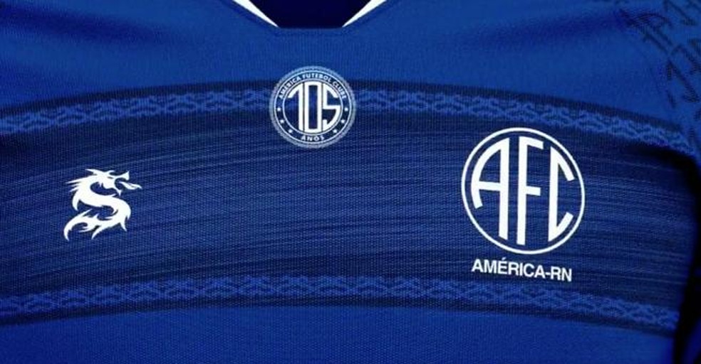 Detalhe da camisa do América-RN, com marca própria — Foto: Reprodução