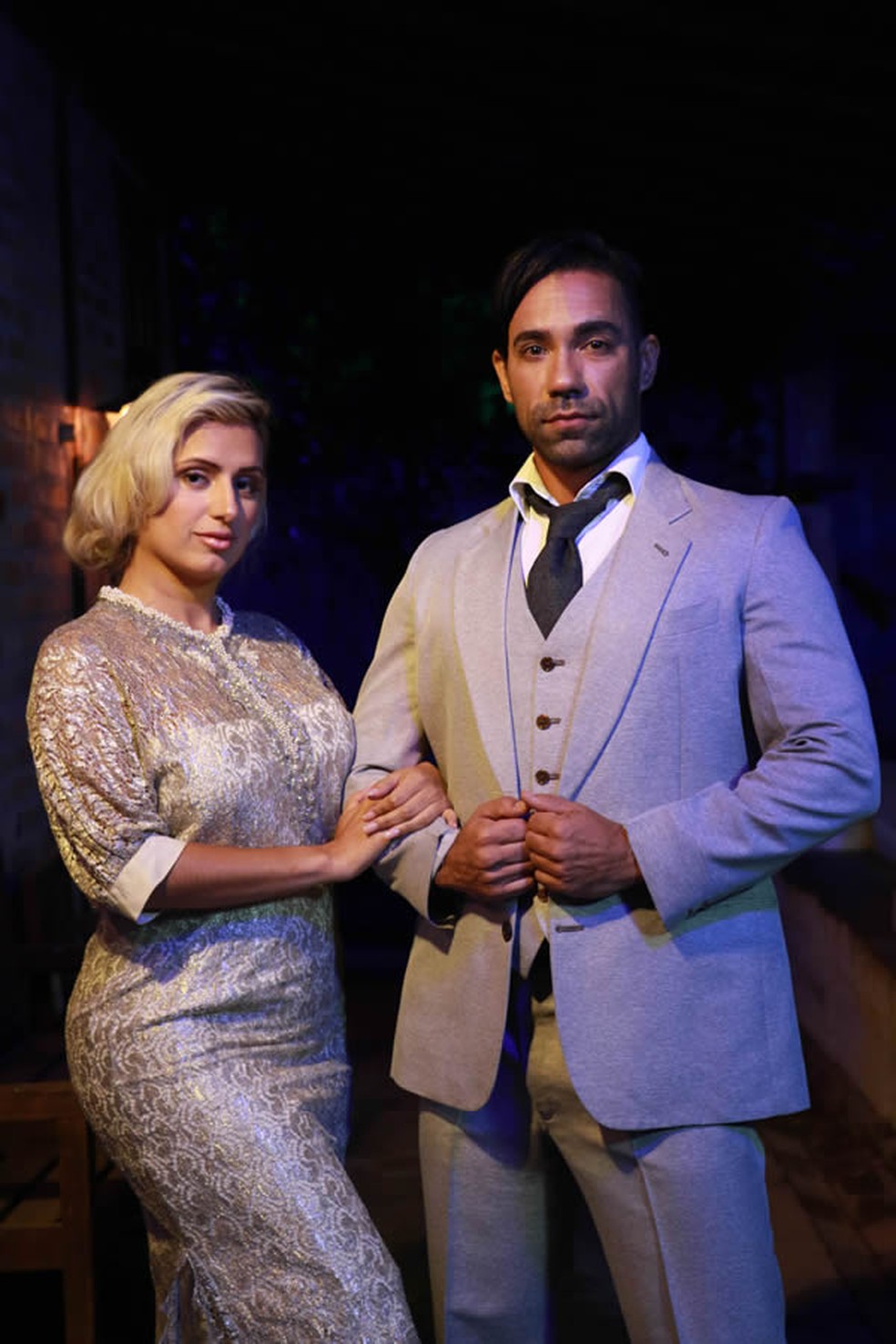 A atriz Mia Linz e Oscar Luz, que estrelam o filme pornô de época 'Desejo proibido' — Foto: Divulgação