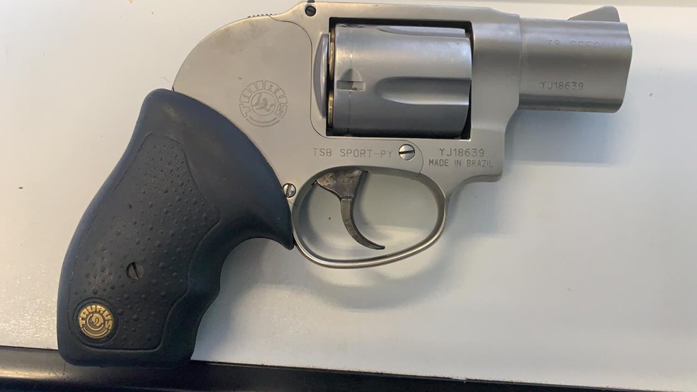Polícia encontrou arma usada no crime em terreno após confissão do suspeito — Foto: Polícia Civil/Divulgação