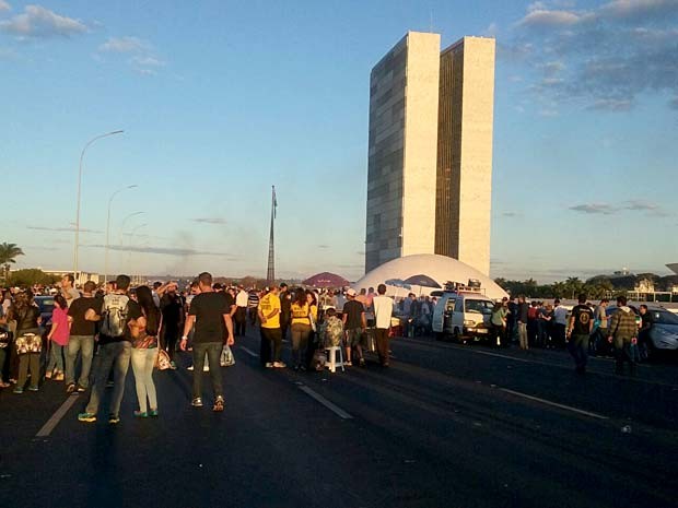 Servidores do Judiciário fecham Eixo Monumental, em Brasília, em protesto por reposição salarial (Foto: Isabella Formiga/G1)