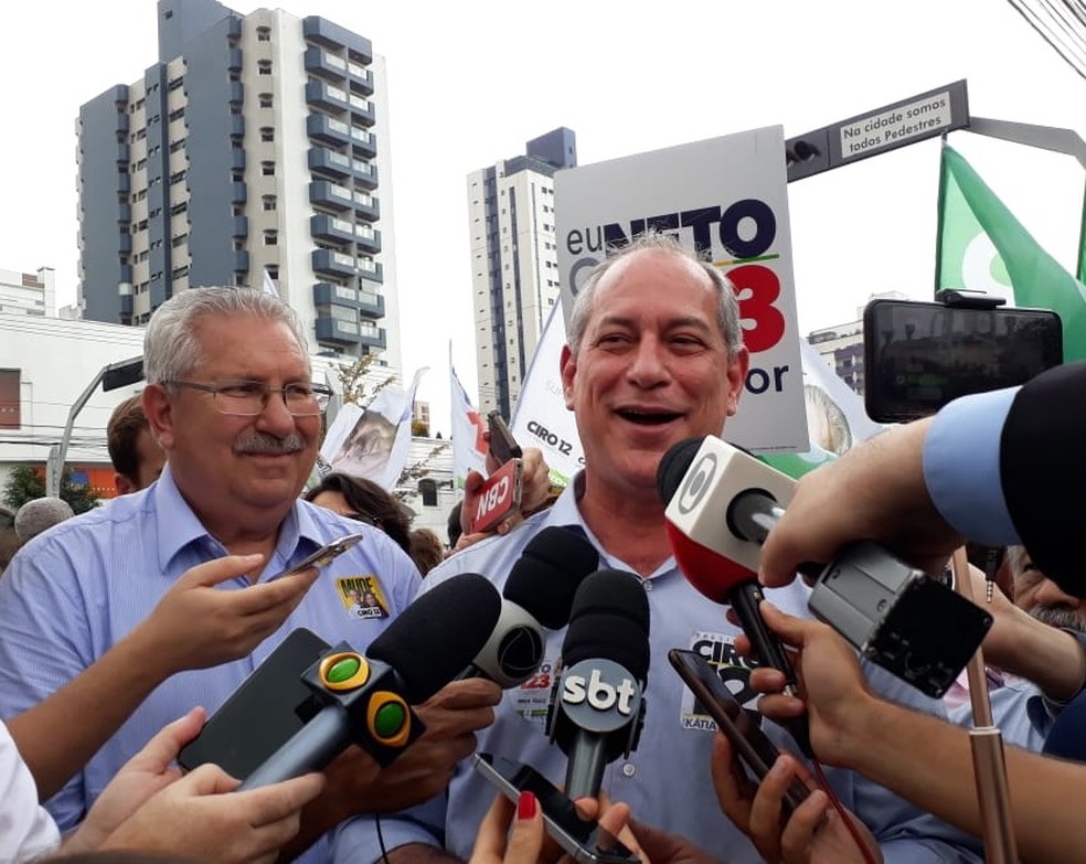 O candidato do PDT à Presidência, Ciro Gomes, durante entrevista coletiva após encontro com metalúrgicos em São Caetano do Sul (SP) — Foto: Vivian Reis/G1