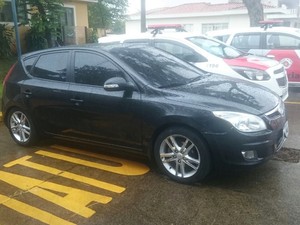 Carro dos criminosos também foi apreendido pela polícia (Foto: Divulgação/Polícia Militar) Carro dos criminosos também foi apreendido pela polícia (Foto: Divulgação/Polícia Militar)