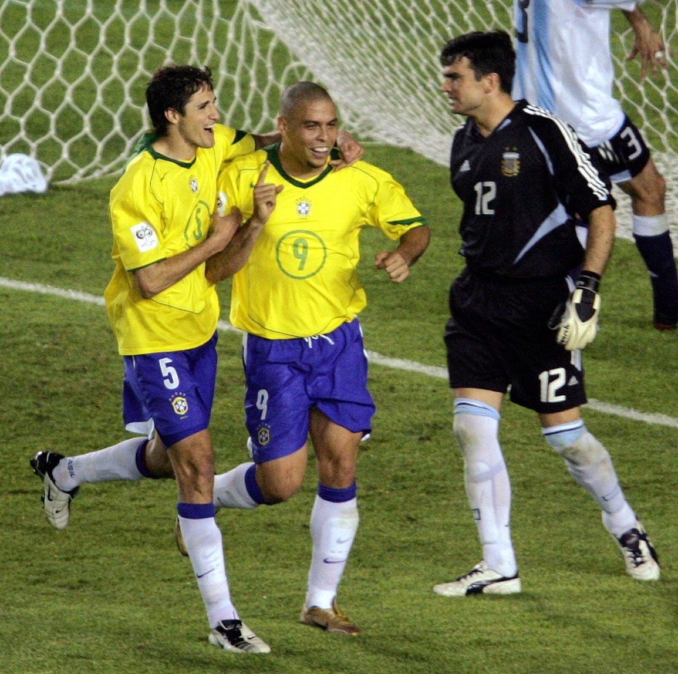 Ronaldo em Brasil x Argentina, em 2004  — Foto: AFP