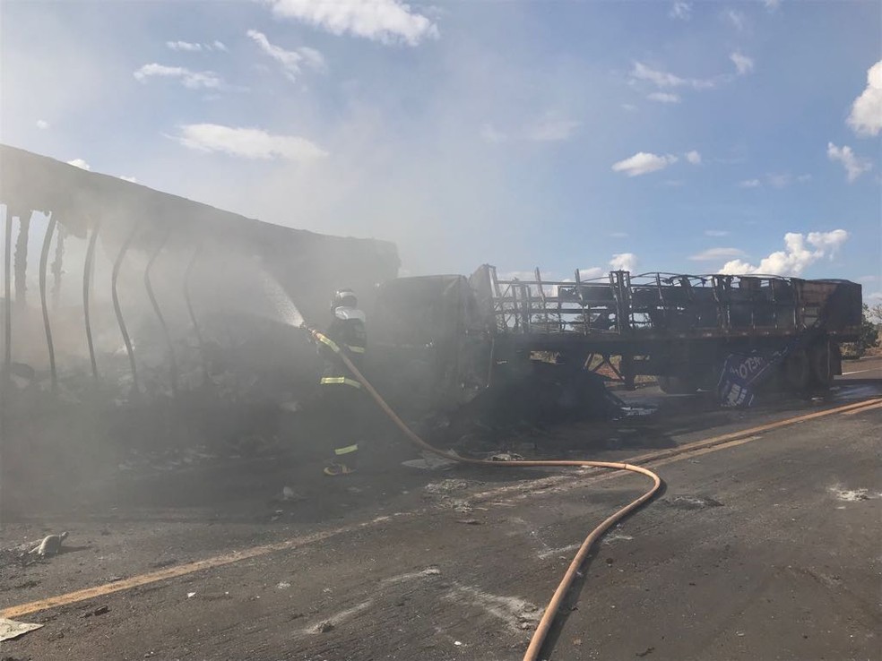Carretas ficaram totalmente destruÃ­das com o fogo em MS (Foto: Corpo de Bombeiros/DivulgaÃ§Ã£o)