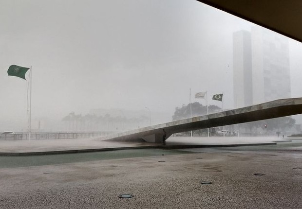 Temporal atinge Brasília com a chegada da frente fria (Foto: Valter Campanato/Agência Brasil)