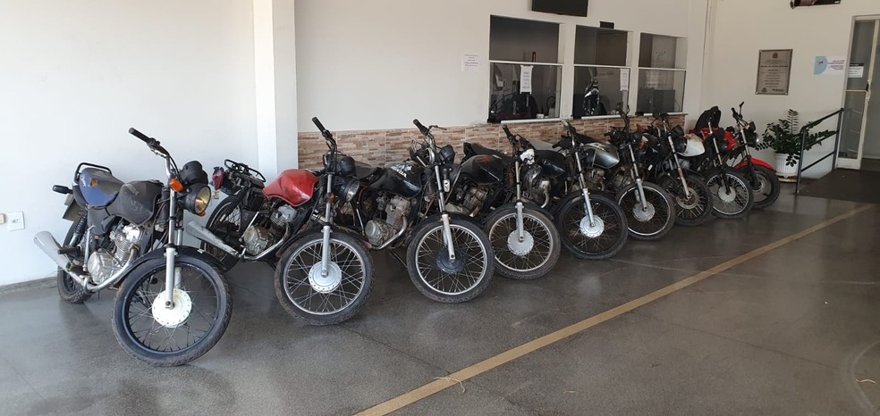 Motocicletas foram encontradas no acostamento da SP-294, em Piratininga (SP) — Foto: Polícia Civil/Divulgação