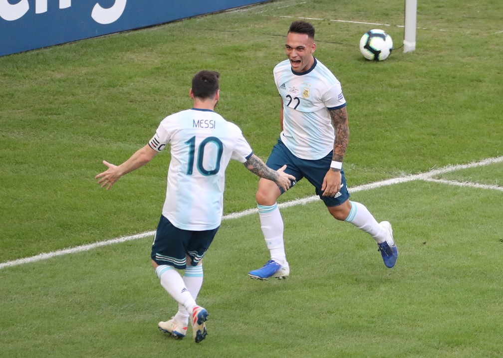 Messi, camisa 10, corre para abraçar Lautaro Martínez, que abriu placar nesta sexta — Foto: Reuters