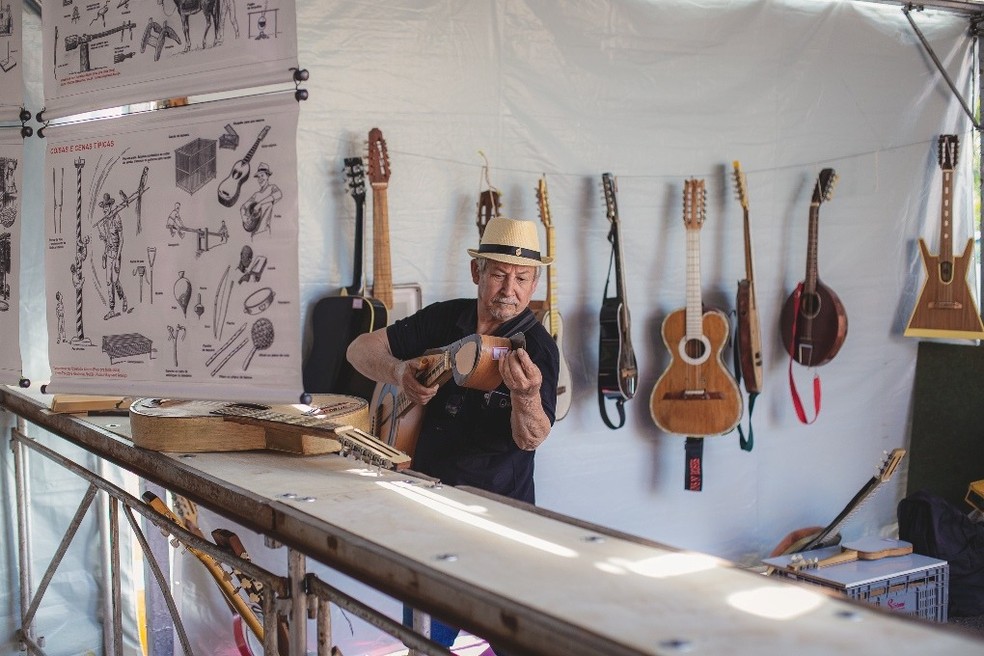 Violeiro e oficineiro 'Cumpadre Alcino' ministrará aulas de viola caipira a partir desta terça-feira (20) — Foto: Divulgação