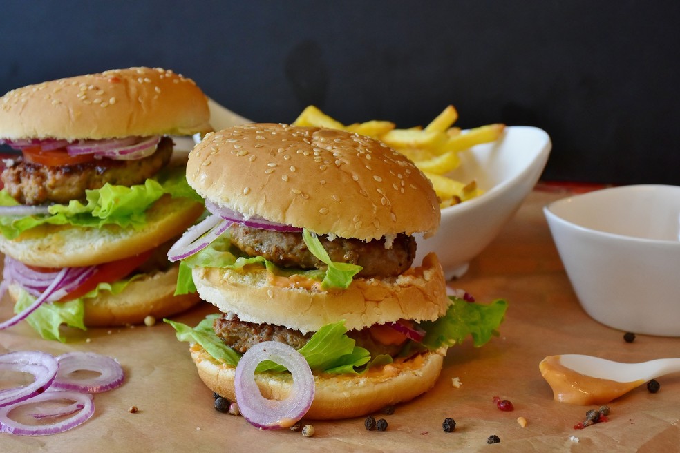 Alimentação saudável: hambúrguer pode ser um lapso, mas o segredo é não abandonar o plano inicial — Foto: RitaE para Pixabay