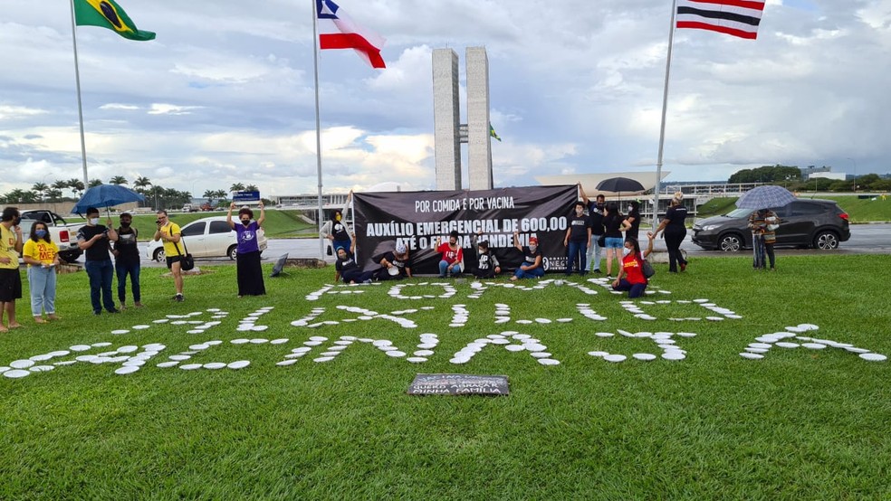 Manifestação do Movimento Negro no gramado em frente ao Congresso Nacional na tarde desta quinta-feira (18). — Foto: Coalizão Negra por Direitos