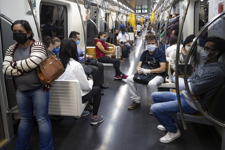 Passageiros usam máscaras no metrô em São Paulo - coronavírus, pandemia, covid-19